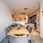 Апартаменти Penthouse With Roof Terrace And Hot Tub *