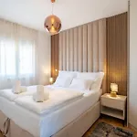 Апартаменти Penthouse With Roof Terrace And Hot Tub