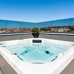 Апартаменти Penthouse With Roof Terrace And Hot Tub *
