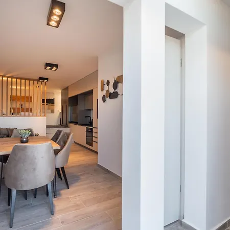Apartman Penthouse With Roof Terrace And Hot Tub Zadar
