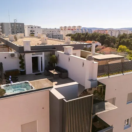 Apartment Penthouse With Roof Terrace And Hot Tub