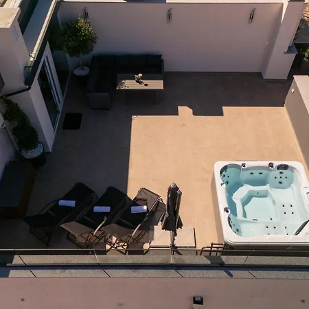 Penthouse With Roof Terrace And Hot Tub Zadar