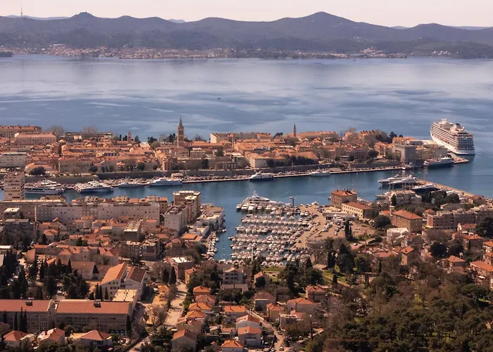 Penthouse With Roof Terrace And Hot Tub 扎达尔