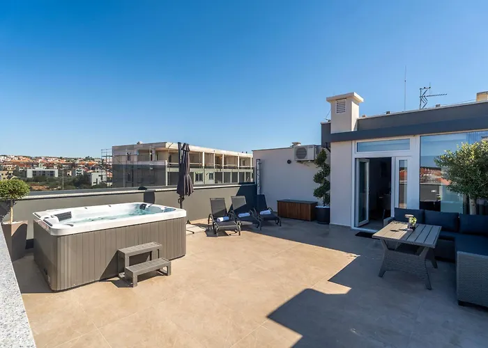 Penthouse With Roof Terrace And Hot Tub * 扎达尔