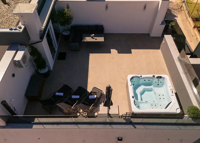 Penthouse With Roof Terrace And Hot Tub 扎达尔