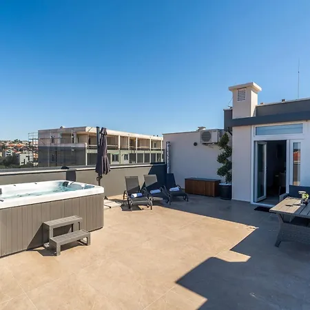 Penthouse With Roof Terrace And Hot Tub * Zadar
