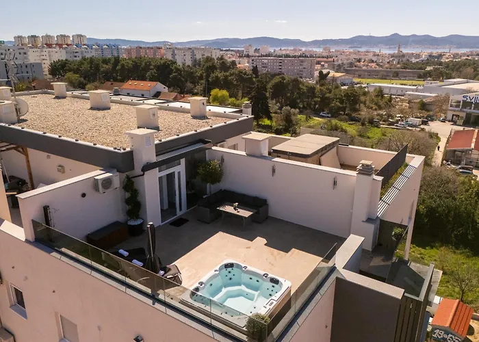 Penthouse With Roof Terrace And Hot Tub Апартаменты *