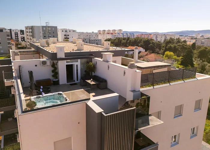 Апартаменты Penthouse With Roof Terrace And Hot Tub